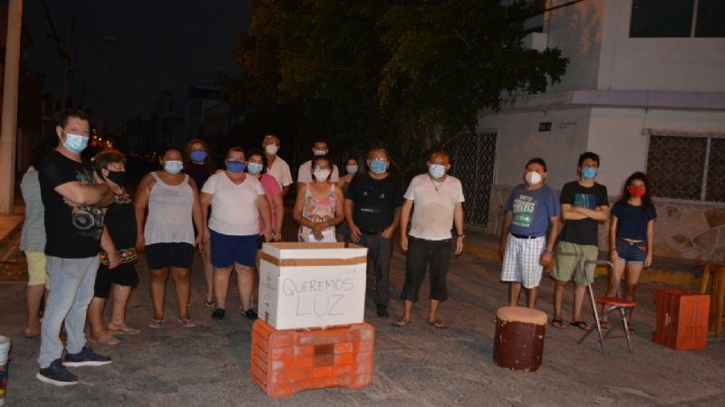 CRECE EL MALESTAR HACIA LA CFE, VECINOS DEL BARRIO DE SANTIAGO CIERRAN ...